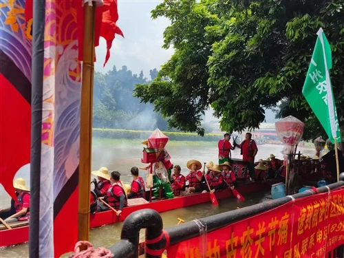La Fragancia De Zongzi Llena Las Calles, Los Barcos Dragón Corren Sobre El Agua